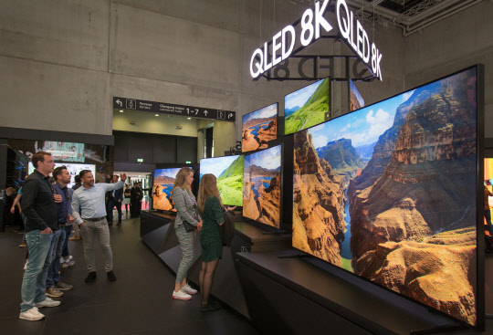 지난 6~11일 독일 베를린에서 열린 유럽최대 가전전시회 'IFA 2019' 에서 관람객들이 삼성전자의 QLED 8K TV를 살펴보고 있다. 삼성전자 제공